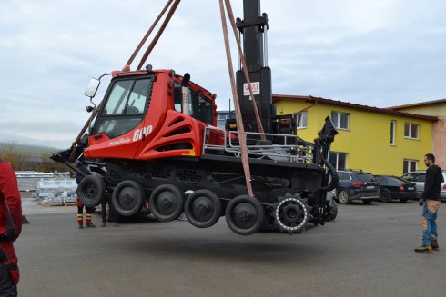 PiBu 600 jsme skládali pomocí speciálního vysokozdvižného vozíku. Firma V.A.M.T. s.r.o si dává záležet na nákupu kvalitní techniky, proto jsme rádi, že se rozhodli pro stroj PistenBully 600