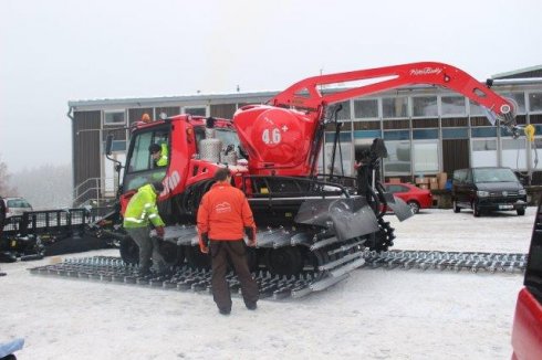 Servisní mechanici TopKarMoto usazují stroj PistenBully 600 W EU5 do pásů