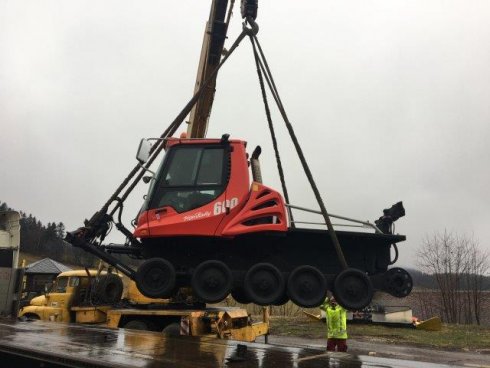 Skládání stroje PistenBully 600 - příprava na pásy