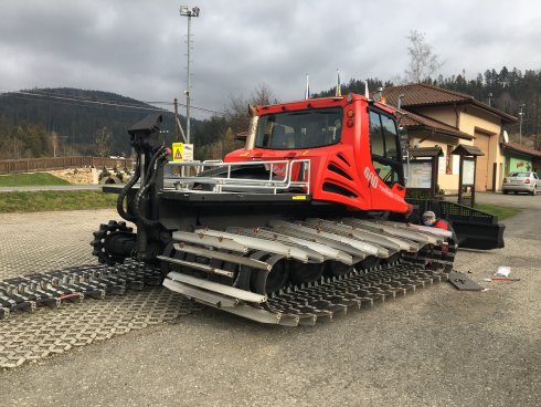 poslední přípravy k ustrojení stroje PistenBully 600