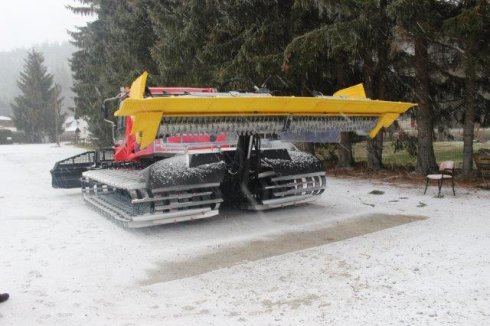 Zvednutá alpinflex fréza na zadním nosníku - PistenBully 600 Park SELECT