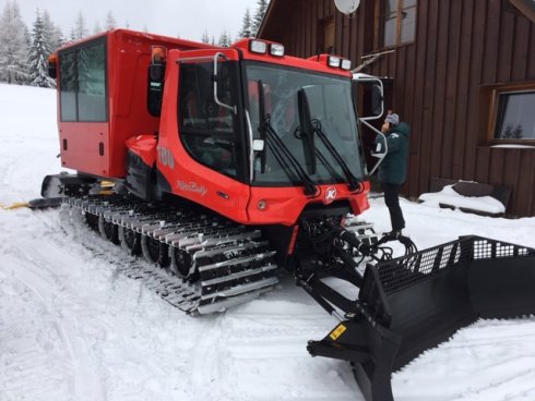 Nový stroj PistenBully 100 SCR s kabinou na přepravu osob i nákladu