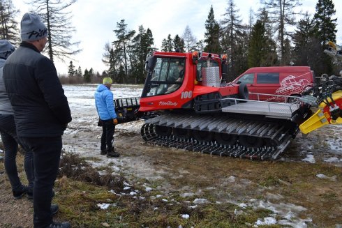 Sezóna 2019 - 2020 může začít  zleva Peter Rovder, Marek Repaský, Jaroslav Rusnáčik a Marián Baláž z Levoča Nordic Center a naši mechanici Ivan a Robo.