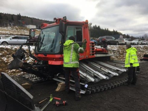 Radek Kopecký a Jiří Krsek kompletují stroj PistenBully 300