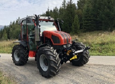 Silný a všestranný traktor určený na celoročné používanie.