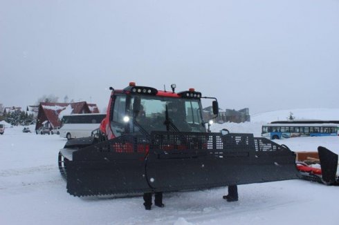 Montáž radlice servisními mechaniky - PistenBully 600 Park Polar