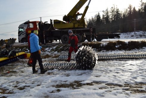 Kompletizace pásů na PistenBully 100, na fotce pan Marek Repaský, řidič SPV, Robo a Ivan, naši mechanici.