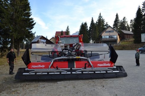 Smontovaná rolba PistenBully 400 zezadu.